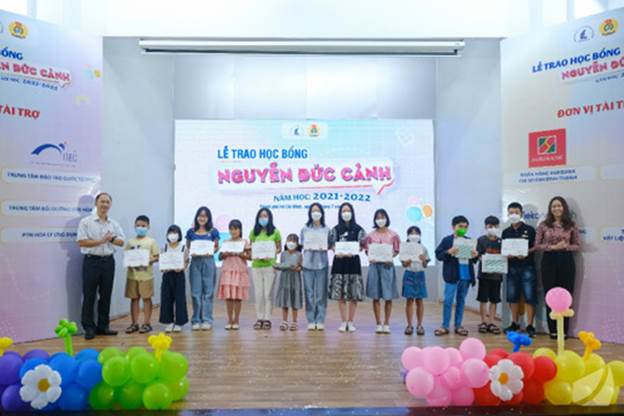 Trao học bổng Nguyễn Đức Cảnh và phần thưởng tuyên dương năm học 2021-2022 cho con em cán bộ, viên chức, người lao động của Trường
