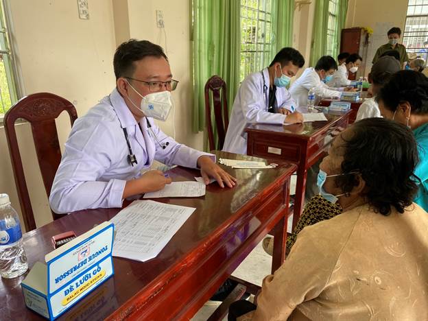 Khám, phát thuốc miễn phí cho 250 người dân và trao quà cho gia đình chính sách tại xã Hòa Bình, huyện Tam Nông, tỉnh Đồng Tháp