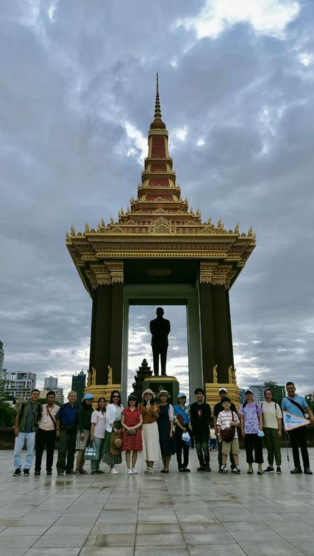 Tham quan tượng đài Sihanouk Norodom