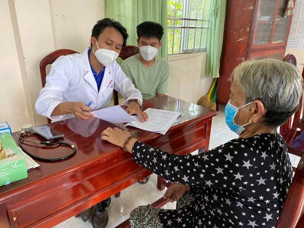 Khám, phát thuốc miễn phí cho 250 người dân và trao quà cho gia đình chính sách tại xã Hòa Bình, huyện Tam Nông, tỉnh Đồng Tháp