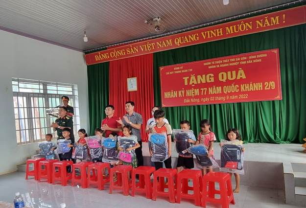 TS Phạm Quốc Thuần, Chủ tịch Công đoàn Trường cùng lãnh đạo Trung đoàn 720 và lãnh đạo địa phương trao quà cho cac cháu học sinh khó khăn