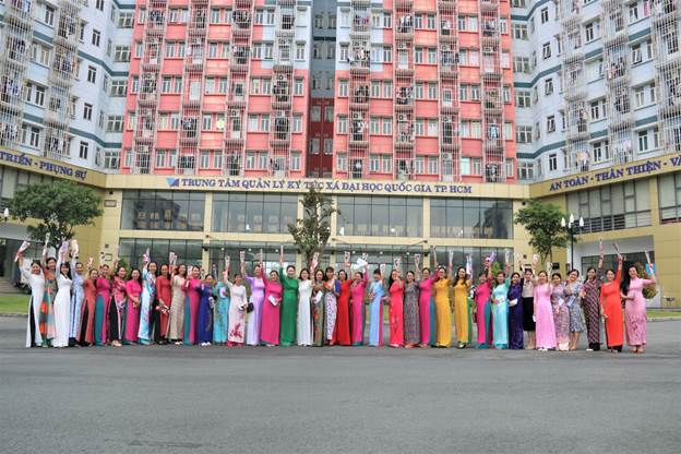 Toàn thể nữ Công đoàn viên chụp hình lưu niệm - Ảnh: Nguyễn Thanh Tùy