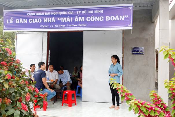 Cô Trịnh Huỳnh Lý phát biểu cảm ơn Công đoàn ĐHQG-HCM và các mạnh thường quân hỗ trợ xây nhà