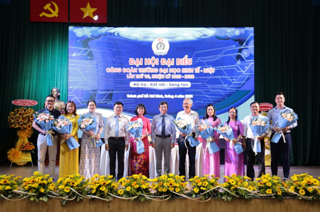 hS Lâm Tường Thoại tặng hoa cảm ơn các đồng chí đã có nhiều đóng góp cho hoạt động Công đoàn Trường nhiệm kỳ 2017-2022