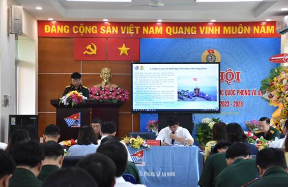 Thượng tá Lưu Văn Điện, Chủ tịch Công đoàn Trung tâm GDQPAN nhiệm kỳ 2019-2023 trình bày tóm tắt 
