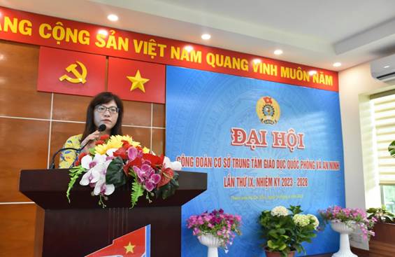 Thạc sĩ Ngô Mỹ Hương, Ủy viên Ban Thường vụ, Chánh Văn phòng Công đoàn ĐHQG-HCM phát biểu chỉ đạo Đại hội