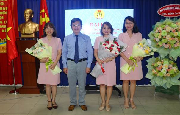 Đ/c Lâm Tường Thoại – Chủ tịch Công đoàn ĐHQG-HCM tặng hoa cho BCH mới