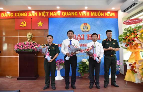 Thượng tá Lưu Văn Điện, Chủ tịch Công đoàn Trung tâm GDQPAN nhiệm kỳ 2019-2023  tặng hoa tri ân