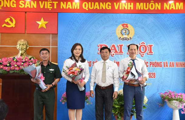 Thạc sĩ Trần Văn Giao, Phó Bí thư Đảng ủy, Phó Giám đốc Trung tâm GDQPAN tặng hoa, tri ân