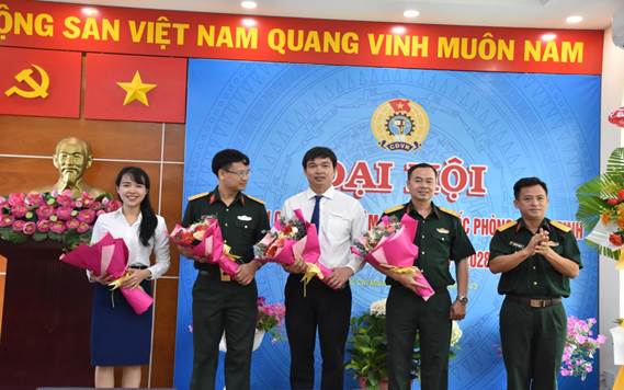 Đại tá Nguyễn Trọng Lý, Phó Giám đốc Trung tâm GDQPAN tặng hoa chúc mừng Đoàn đại biểu tham dự Đại hội