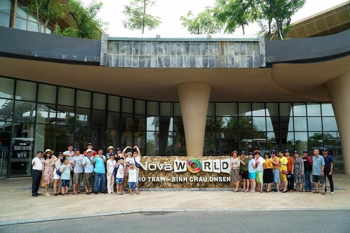 Hình 1: Đoàn chụp lưu niệm tại Hồ Tràm -Bình Châu