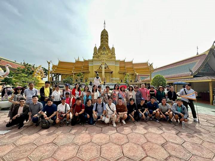 Hình 2: VC-NLĐ chụp ảnh lưu niệm tại Chùa Vàng - Bangkok