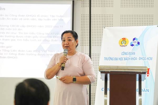 Bà Lê Thị Hồng Nhan báo cáo tổng kết hoạt động Công đoàn năm học 2022-2023