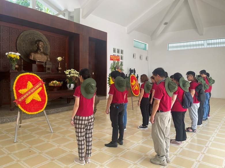 Đoàn tham gia lễ dâng hương, dâng hoa tại Nhà tưởng niệm Chủ tịch Hồ Chí Minh