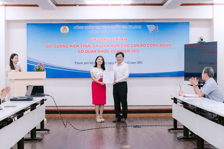 Đồng chí Hồ Nguyên Nhật Tiên, Chủ tịch Công đoàn Cơ quan ĐHQG-HCM trao Thư cảm ơn đồng chí Lâm Tường Thoại – Báo cáo viên chương trình