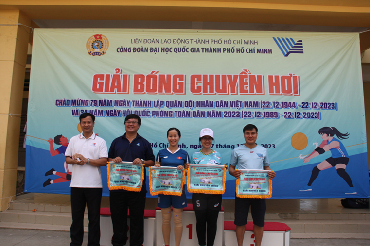 Đại tá Lưu Văn Điện, Ủy viên Ban Chấp hành Công đoàn ĐHQG-HCM trao giải Khuyến khích cho các đội thi đấu