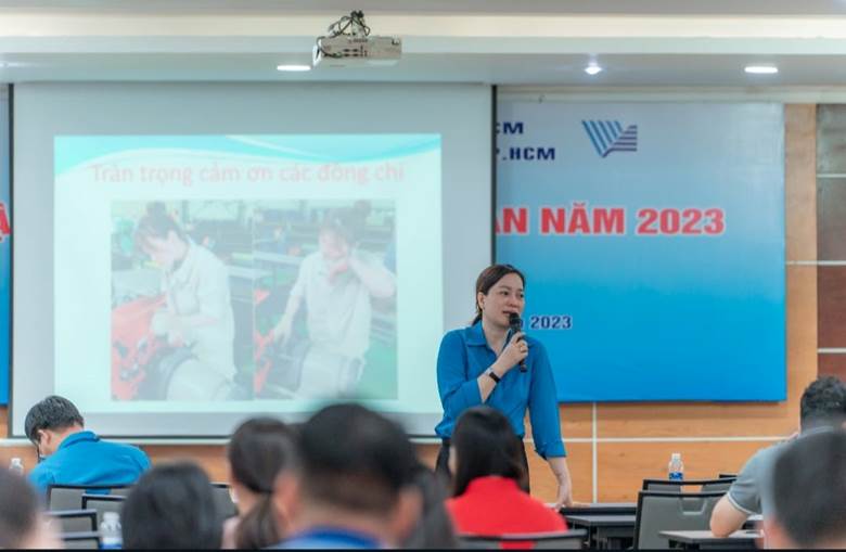 Báo cáo viên Ngô Thị Thủy, Phó Trưởng ban Ban Nữ công Liên đoàn Lao động TP. HCM trình bày