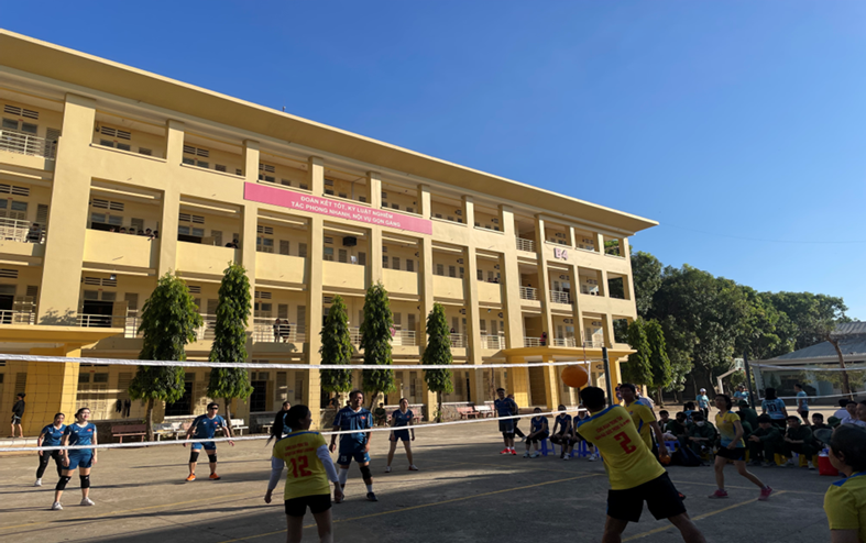 Đội thi đấu của Công đoàn cơ sở Trường Đại học KHXH&NV (áo xanh) và Công đoàn cơ sở Trung tâm GDQPAN (áo vàng) thi đấu vòng bảng