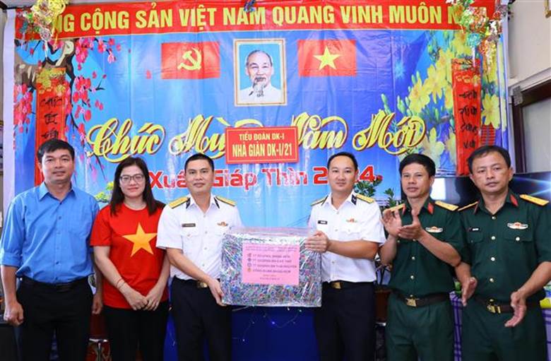 Công đoàn ĐHQG-HCM tặng quà cho các chiến sĩ tại nhà giàn DK