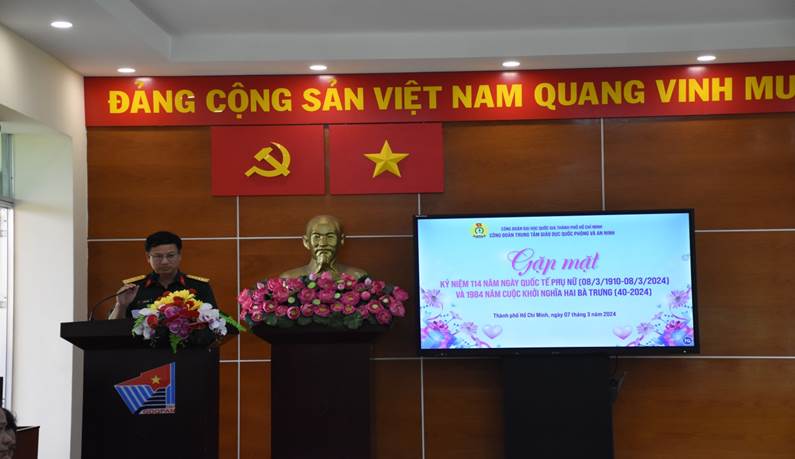Đại tá Lưu Văn Điện, Chủ tịch Công đoàn Trung tâm GDQPAN phát biểu ôn lại truyền thống