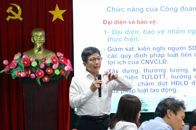 Đồng chí Lâm Tường Thoại báo cáo chuyên đề “Nâng cao năng lực cán bộ Công đoàn”
