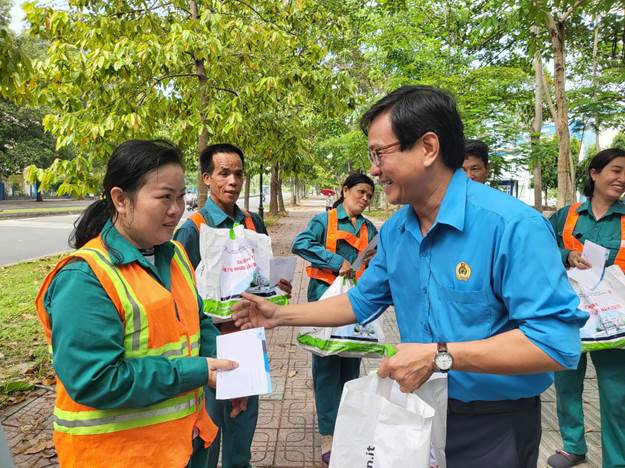 ThS Trần Anh Cường - Chủ tịch Công đoàn ĐHQG-HCM thăm hỏi, động viên người lao động tại Khu đô thị ĐHQG-HCM.