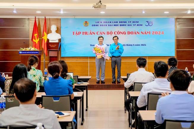 Đồng chí Trần Anh Cường – Chủ tịch Công đoàn ĐHQG-HCM tặng hoa cho báo cáo viên