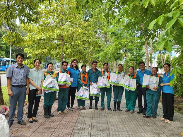 8 công nhân ở Khu đô thị ĐHQG-HCM vui mừng nhận quà của Công đoàn ĐHQG-HCM.