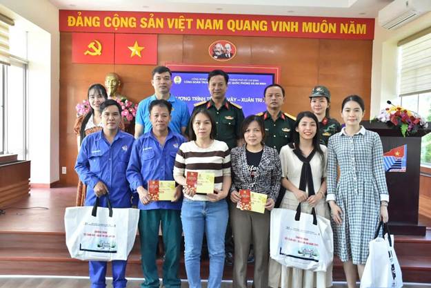 CĐCS Trung tâm Giáo dục Quốc phòng và An ninh tổ chức trao quà cho VC-NLĐ, ĐVCĐ có hoàn cảnh khó khăn