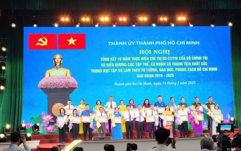 Công đoàn ĐHQG-HCM nhận khen thưởng tại hội nghị 