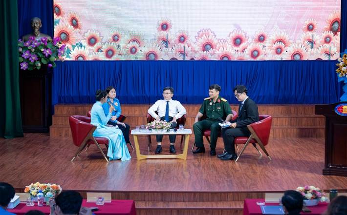 Giao lưu với các cá nhân tiêu biểu