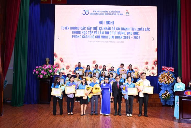 Trao tặng khen thưởng cho 24 tập thể xuất sắc