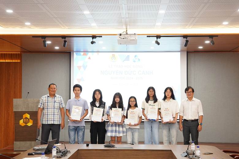 ThS. Trần Anh Cường, Chủ tịch Công đoàn ĐHQG-HCM  trao học bổng cho con em cán bộ, viên chức, người lao động