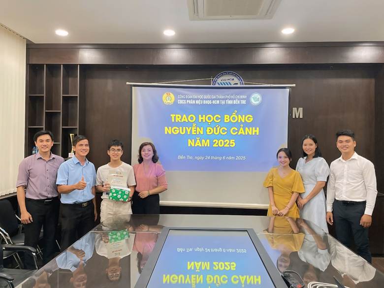 CĐCS Phân hiệu ĐHQG-HCM tại tỉnh Bến Tre trao tặng học bổng Nguyễn Đức Cảnh cấp Công đoàn ĐHQG-HCM
