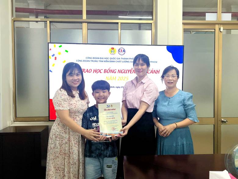 CĐCS Trung tâm Kiểm định Chất lượng Giáo dục trao tặng học bổng Nguyễn Đức Cảnh cấp Công đoàn ĐHQG-HCM