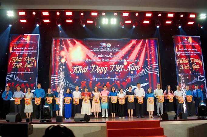 17 đơn vị tham gia Hội diễn nhận cờ và cúp lưu niệm