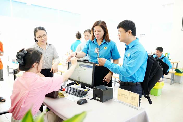 Cán bộ Công đoàn mua phiếu tại quầy