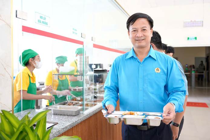 Cán bộ Công đoàn nhận phần cơm tại Bếp ăn chia sẻ