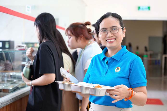 Cán bộ Công đoàn nhận phần cơm tại Bếp ăn chia sẻ