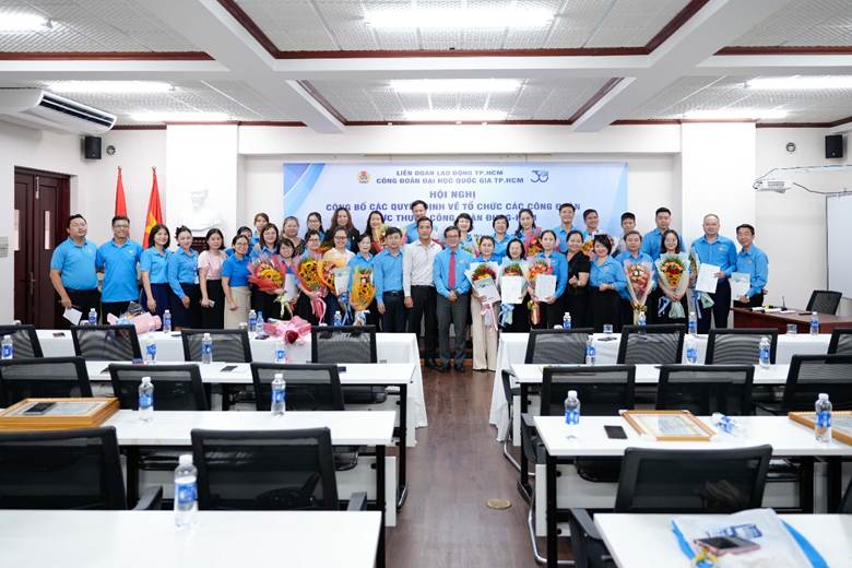Toàn thể cán bộ Công đoàn các đơn vị chụp hình lưu niệm tại Hội nghị