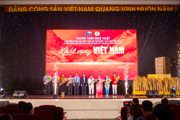 PGS.TS Vũ Hải Quân - Giám đốc ĐHQG-HCM và PGS.TS Trần Cao Vinh –  Phó Giám đốc ĐHQG-HCM tặng hoa cho các đơn vị tham gia biểu diễn.