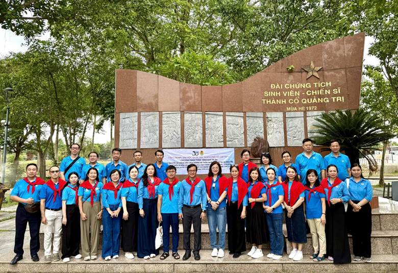 Đoàn chụp hình lưu niệm tại Đài Chứng tích Sinh viên – Chiến sĩ Thành cổ Quảng Trị