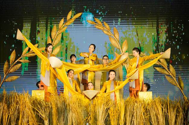 Tiết mục mở màn được dàn dựng công phu của Trường ĐH Bách Khoa.