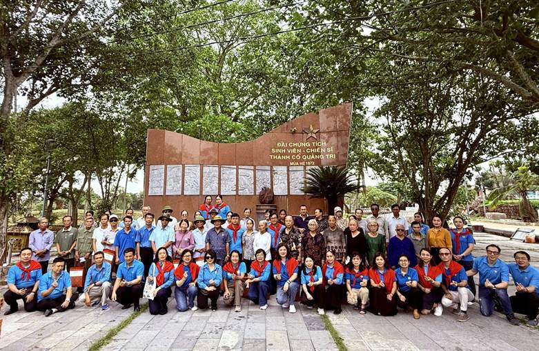 Đoàn cùng người dân chụp hình lưu niệm tại Đài Chứng tích Sinh viên – Chiến sĩ Thành cổ Quảng Trị