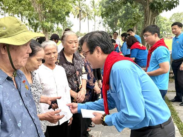 Ông Trần Anh Cường - Chủ tịch CĐCS ĐHQG-HCM trao quà cho người dân