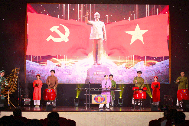 Các thầy cô Trường ĐH KHXH&NV thể hiện tài nghệ với nhạc cụ dân tộc, kết hợp hài hoà giữa truyền thống và hơi thở hiện đại.