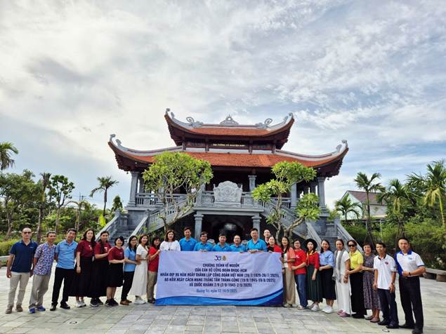 Đoàn chụp hình lưu niệm tại Lăng Đại tướng Võ Nguyên Giáp