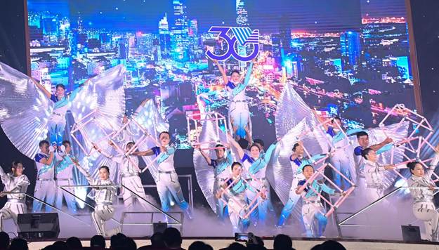 Tinh thần đổi mới sáng tạo được khắc họa rõ nét qua tiết mục về chuyển đổi số.
