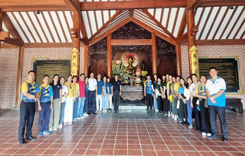 Đoàn chụp ảnh lưu niệm