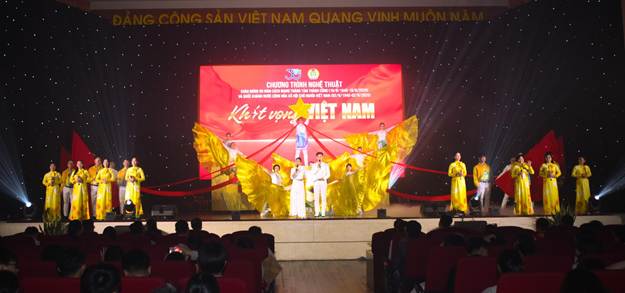 Tiết mục “Thênh thang đường mới, non sông đầy gấm vóc” của Trường ĐH Bách Khoa khép lại chương trình trong không khí trang trọng đầy tự hào.